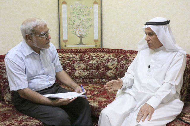 المؤلف متحدثاً إلى «الوسط» عن رحلة ثلاثين عاماً 