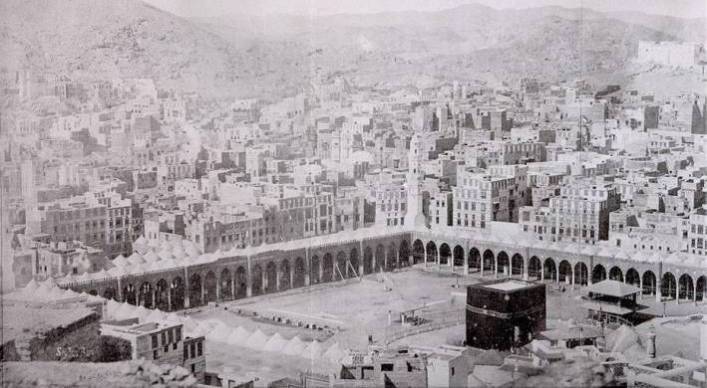 الكعبة سابقا مع محيطها من البنايات التي تمثل التراث المكي