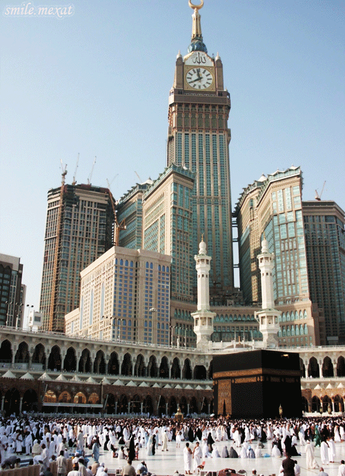 الكعبة وتظهر خلفها أبراج البيت بارتفاع شاهق