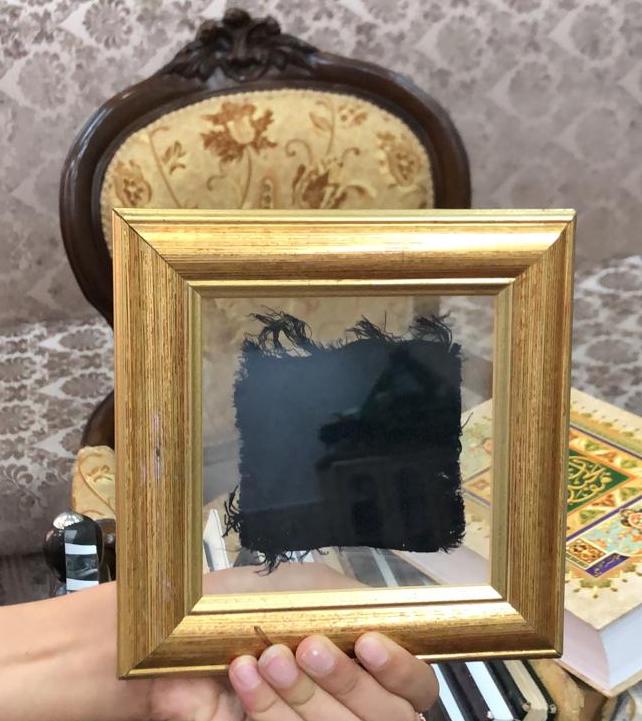 قطعة حرير من بردة الكعبة الشريفة