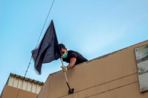 رفع علم عاشوراء